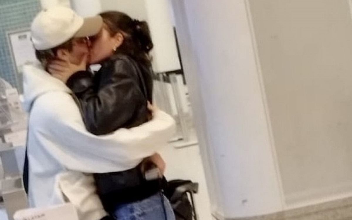 Bruna Marquezine e João Guilherme são flagrados aos beijos