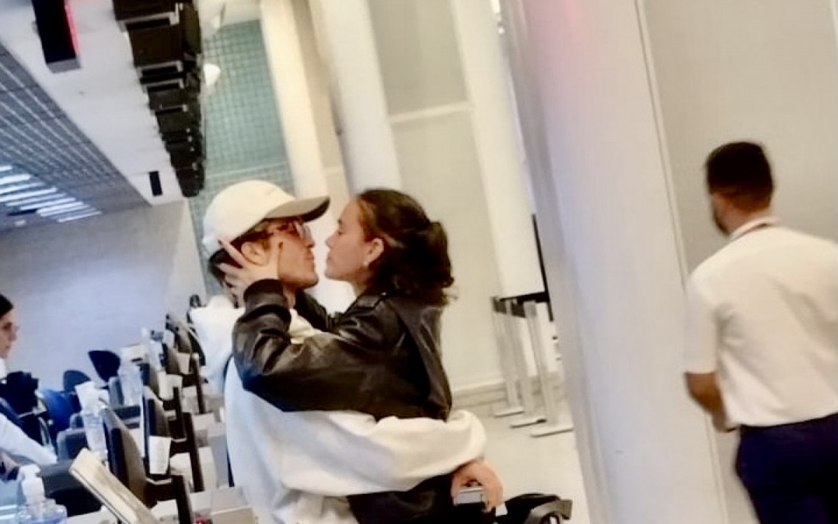 Bruna Marquezine e João Guilherme são flagrados aos beijos