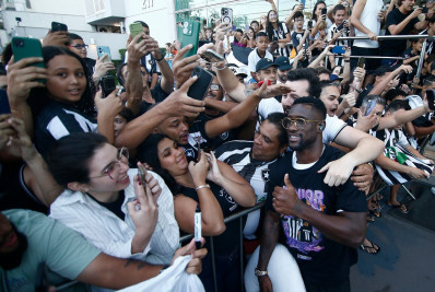 Botafogo é recebido com festa no Espírito Santo às vésperas de duelo com o Grêmio