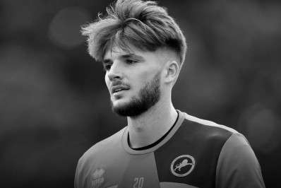 Jogador de clube inglês morre dias após entrar em campo por seleção