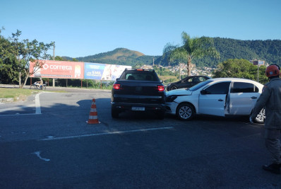 Batida entre dois carros no trevo de Angra deixa uma vítima em estado grave