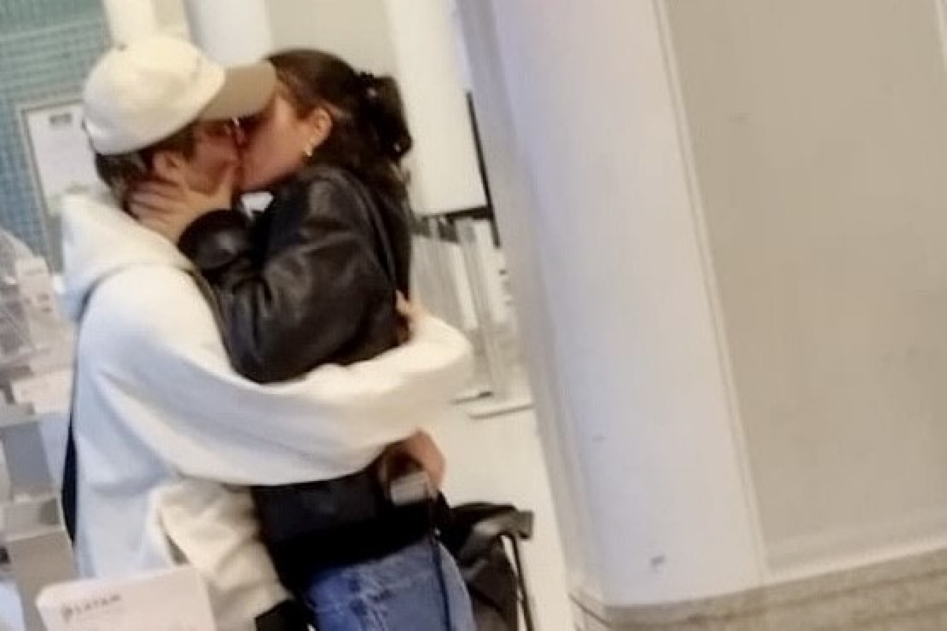 Bruna Marquezine e João Guilherme são flagrados aos beijos - Anna Giulia / AgNews