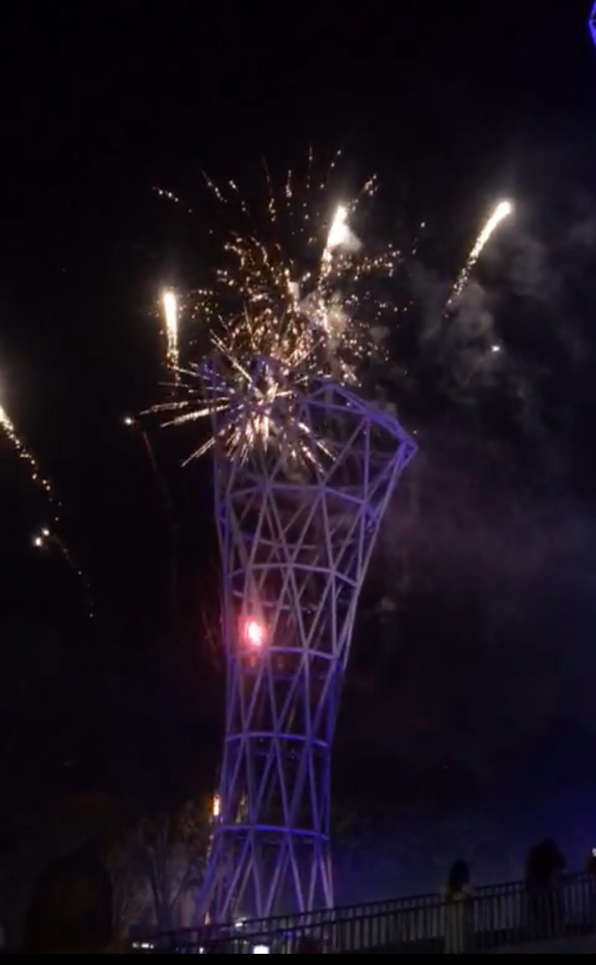Inauguração contou com queima de fogos entre as torres liuminadas - Reprodução / Internet