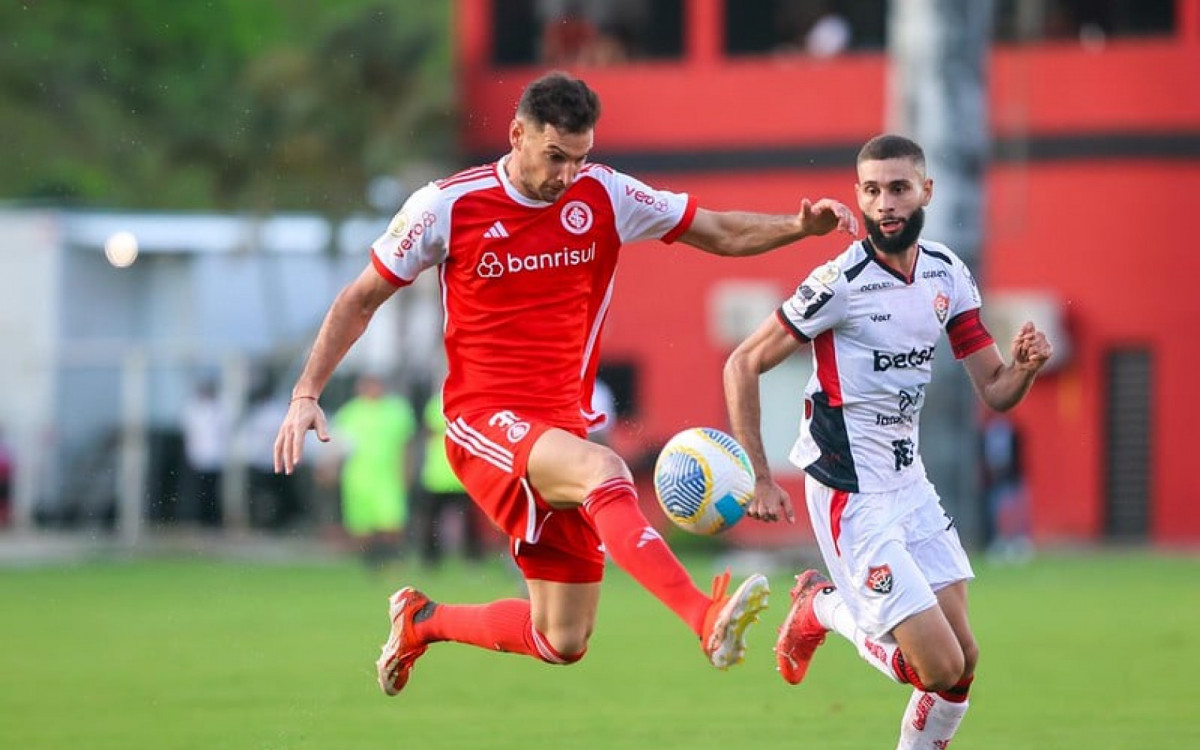 Internacional sofre gol no último minuto e perde para o Vitória