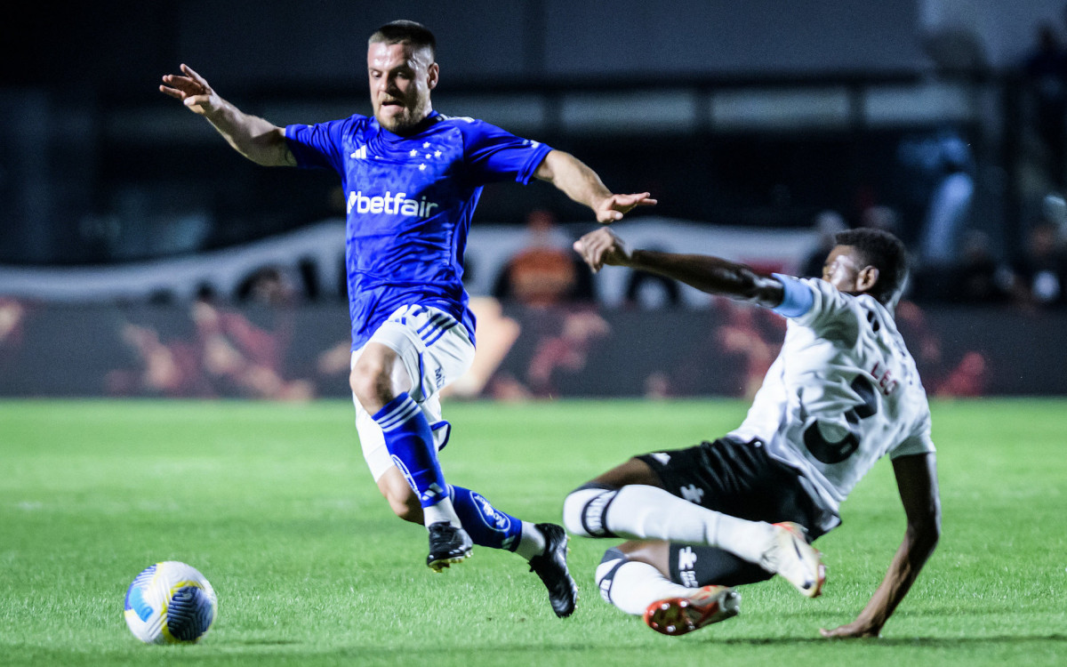 O zagueiro Léo chega duro na marcação: a defesa do Vasco, finalmente, terminou um jogo no Campeonato Brasileiro sem sofrer gols 