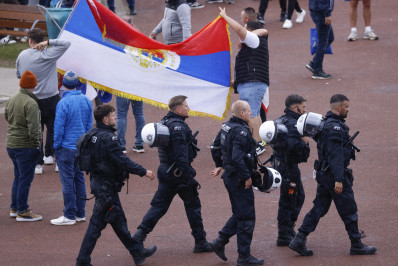 Torcedores de Inglaterra e Sérvia entram em confronto antes de partida da Eurocopa