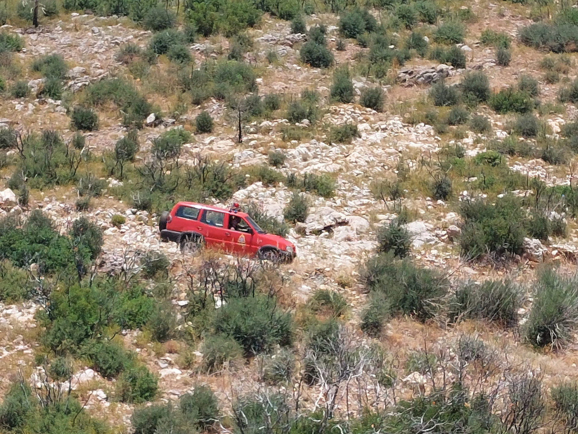 Equipe de resgate durante trabalho para localizar corpo do turista holandês na Grécia - Divulgação