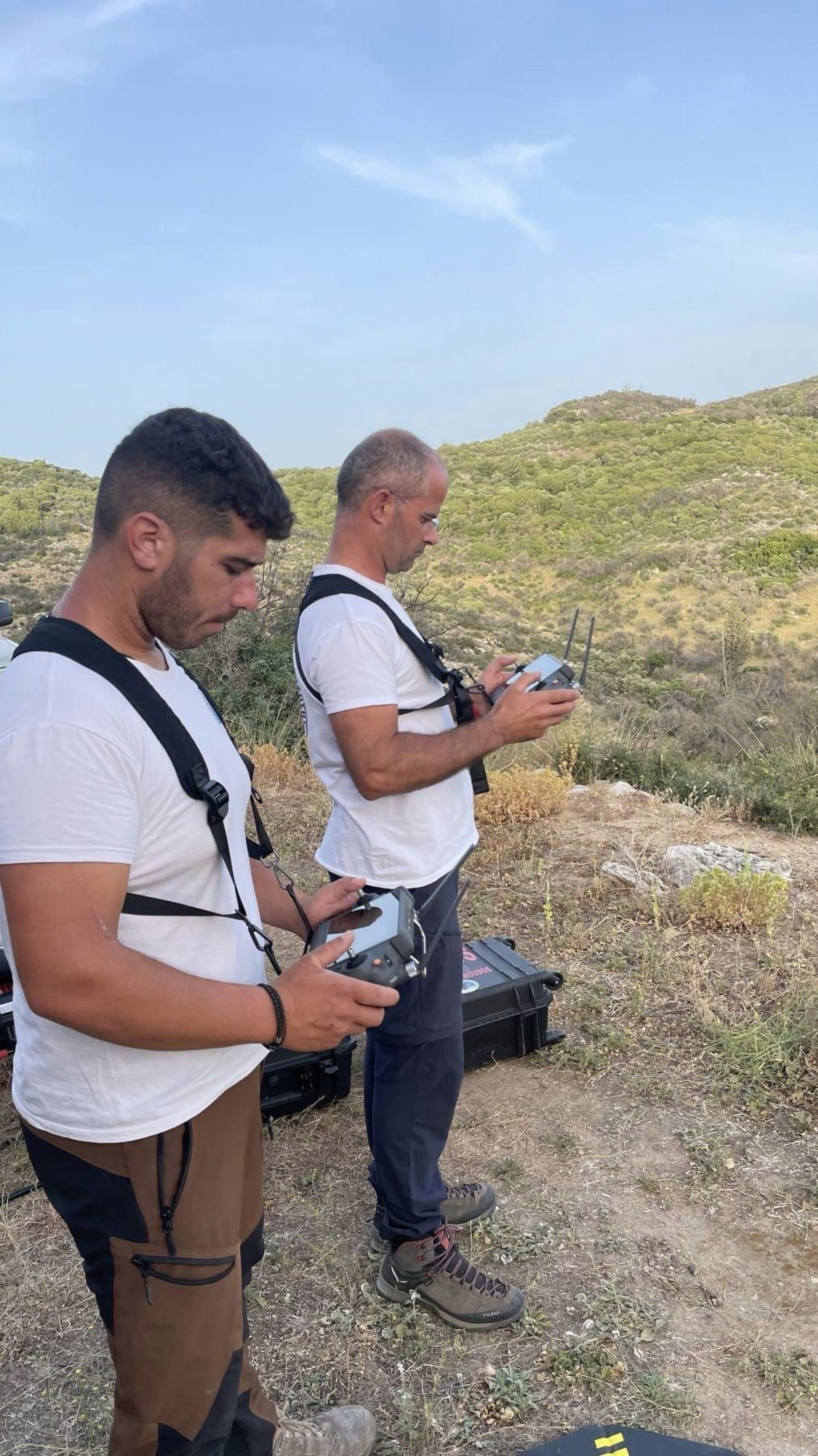 Equipe de resgate operando drone durante busca por corpo de holandês na Grécia - Divulgação