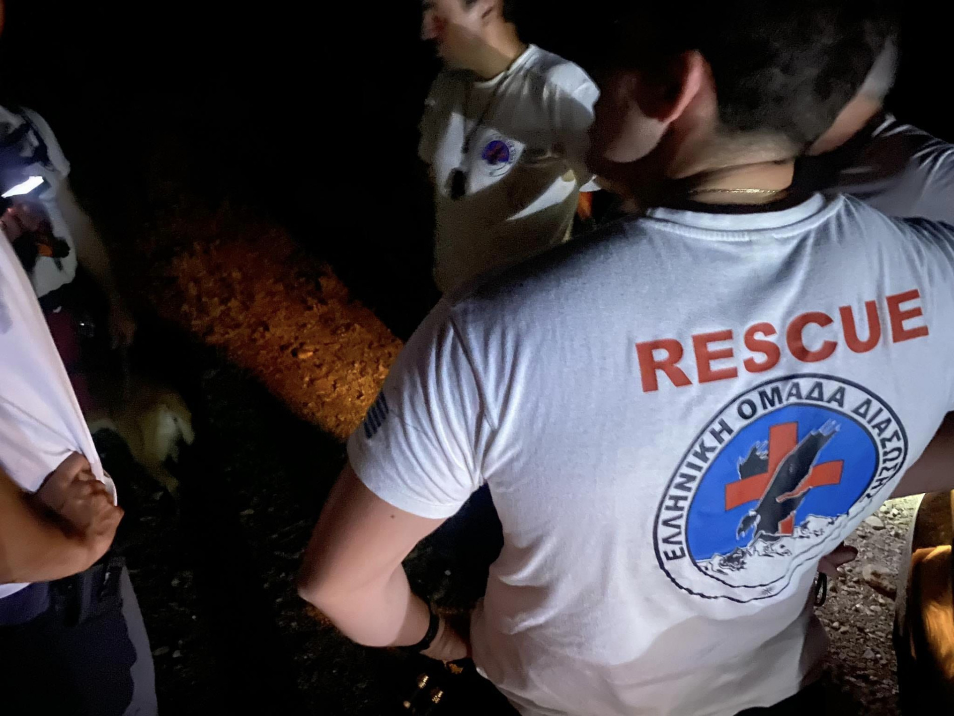 Equipe de resgate durante trabalho para localizar corpo do turista holandês na Grécia - Divulgação