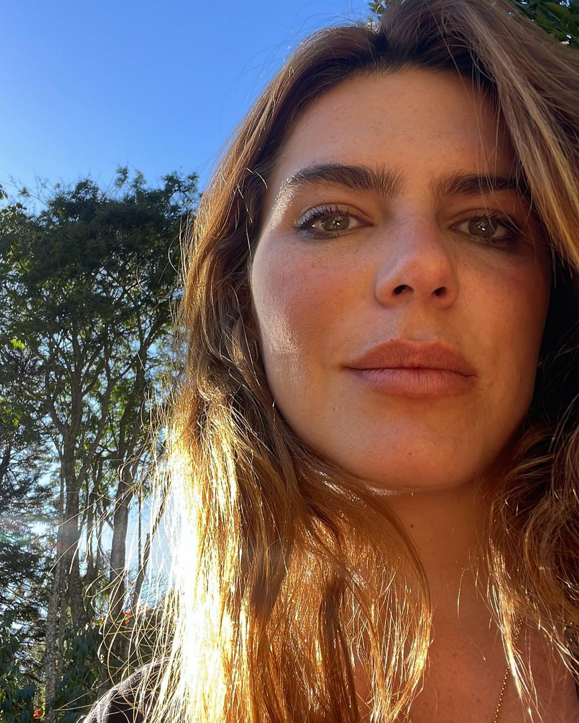 Mariana Goldfarb posa com o namorado em casamento da irmã - Reprodução