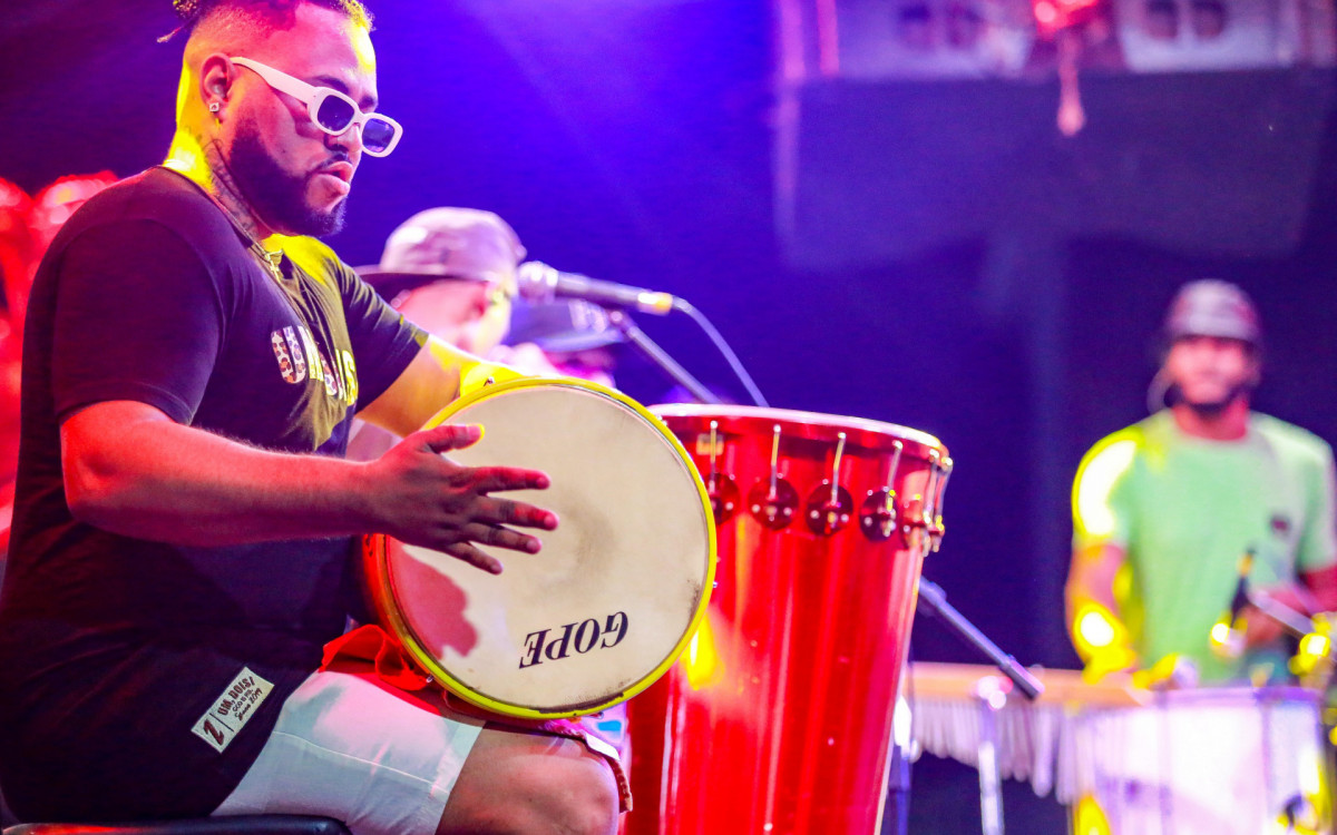 O grupo Dez Mais cantou diversos sucessos de compositores famosos como Zeca Pagodinho, Almir Guineto e Arlindo Cruz