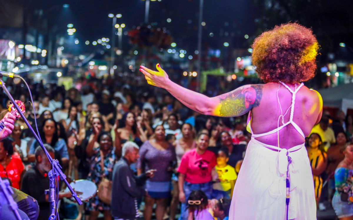 Priscila Gouvêa sacudiu a galera na Praça de Areia Branca