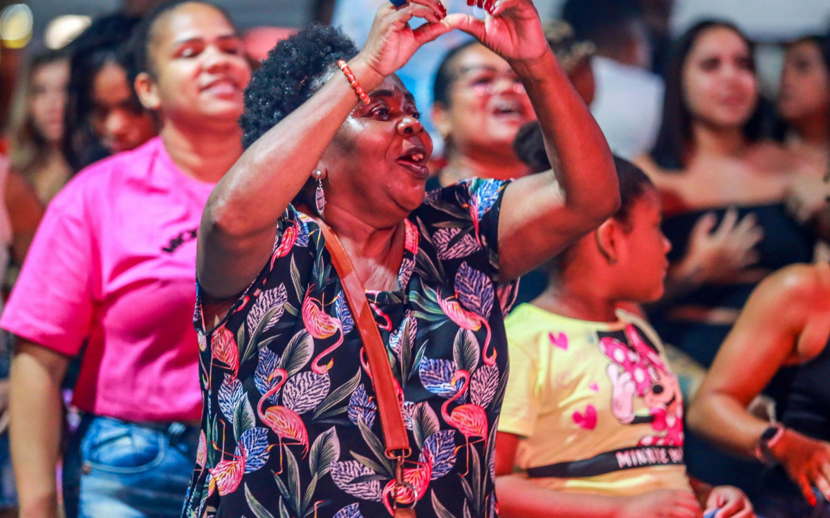 O público vibrou com a apresentação do grupo Dez mais e de Priscila Gouveia na Praça de Areia Branca
