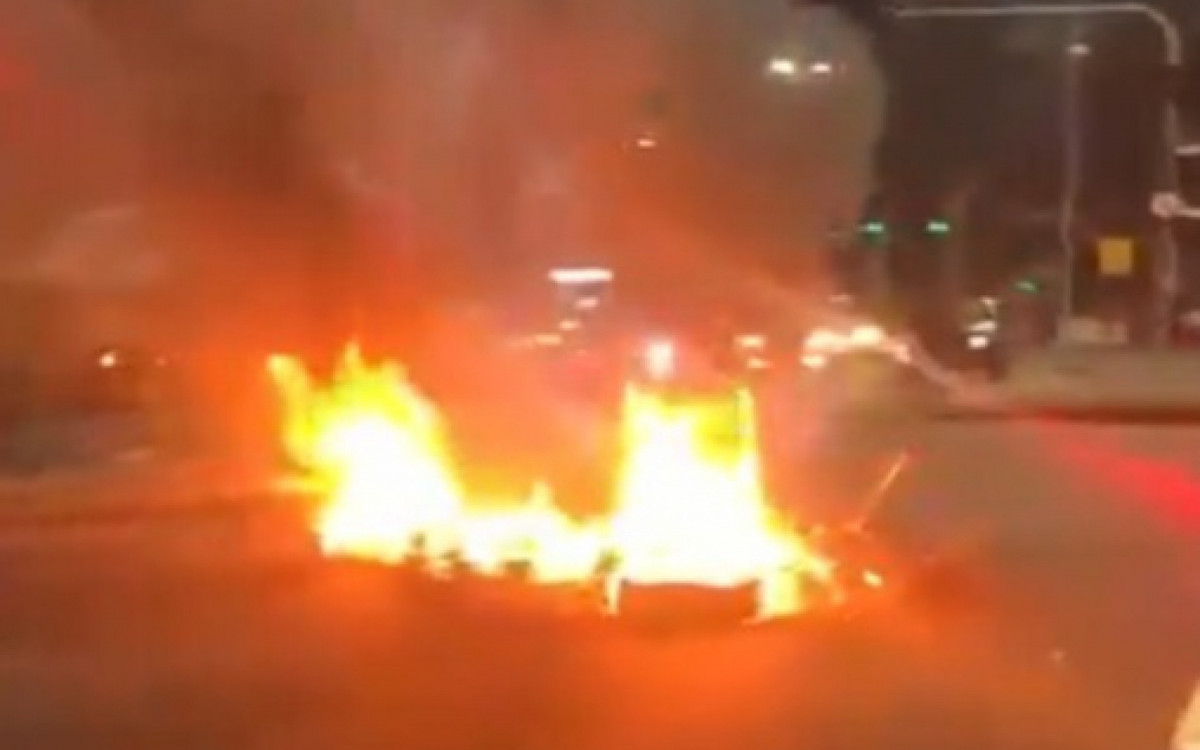 Manifestantes colocaram fogo em objetos para protestar contra morte de homem no Engenho da Rainha