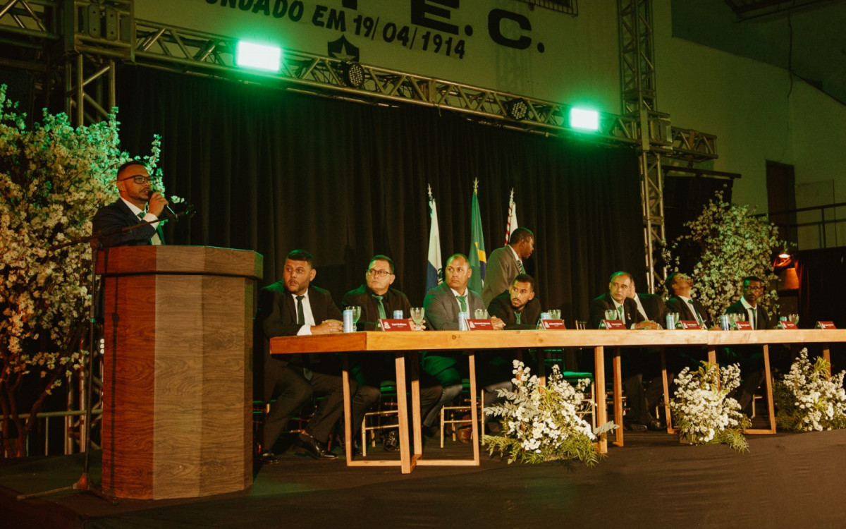 Presidente da Câmara cabista, Pedro Cajueiro, discursa em evento ao lado da mesa com demais vereadores da cidade