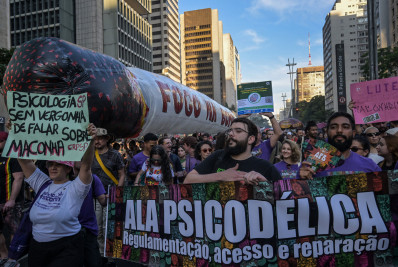 Ato pela legalização da maconha reúne milhares de manifestantes em São Paulo