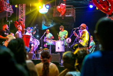 Grupo Dez Mais e Priscila Gouvêa agitam noite de samba na Praça de Areia Branca em Belford Roxo