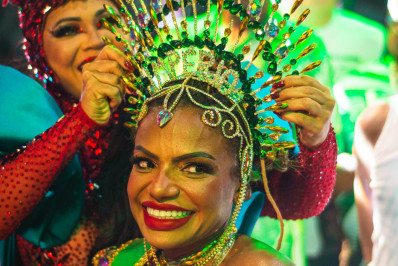 Quitéria Chagas é coroada rainha de Bateria do Império Serrano