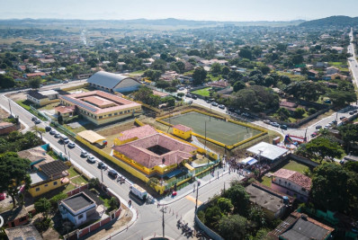 Asfalto na porta: Moradores da Alameda Raquel, em Iguabinha, comemoram obras de drenagem e pavimentação