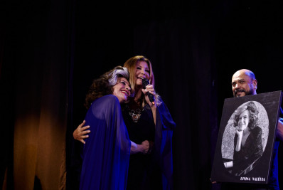 Vídeo: Divina Valéria recebe homenagem de Roberta Close no Teatro Rival