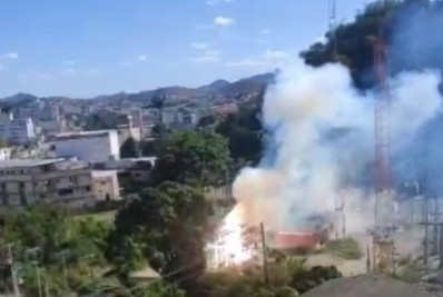 Incêndio em subestação da Enel deixa imóveis sem luz em Itaperuna