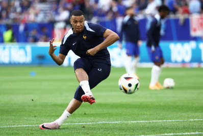 Goleiro da Espanha critica posicionamento de Mbappé contra extrema direita