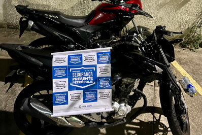 Dupla é presa em Petrópolis por receptação de veículos no Complexo da Maré