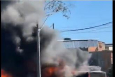 Ônibus é incendiado na Avenida Brasil após mortes de criminosos em Realengo