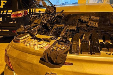 Dois homens são presos transportando fuzil, pistola, munições, dinheiro e maconha para Cabo Frio