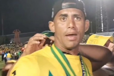 Vídeo! Torcedor é detido após invadir campo e roubar medalha de jogador que comemorava título