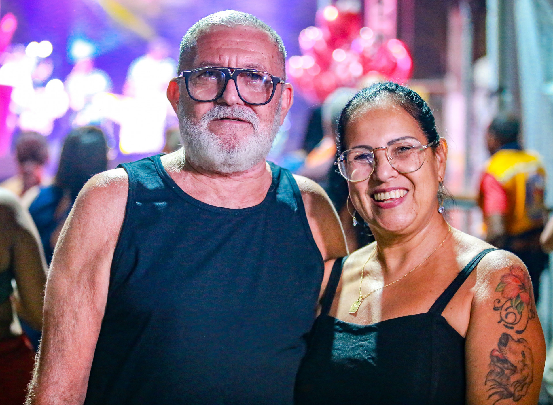 Juntos h&aacute; 42 anos, o casal de moradores de Areia Branca, Ivonise Correia e Denildo Correia, curtiram bastante a roda de samba - Rafael Barreto / PMBR