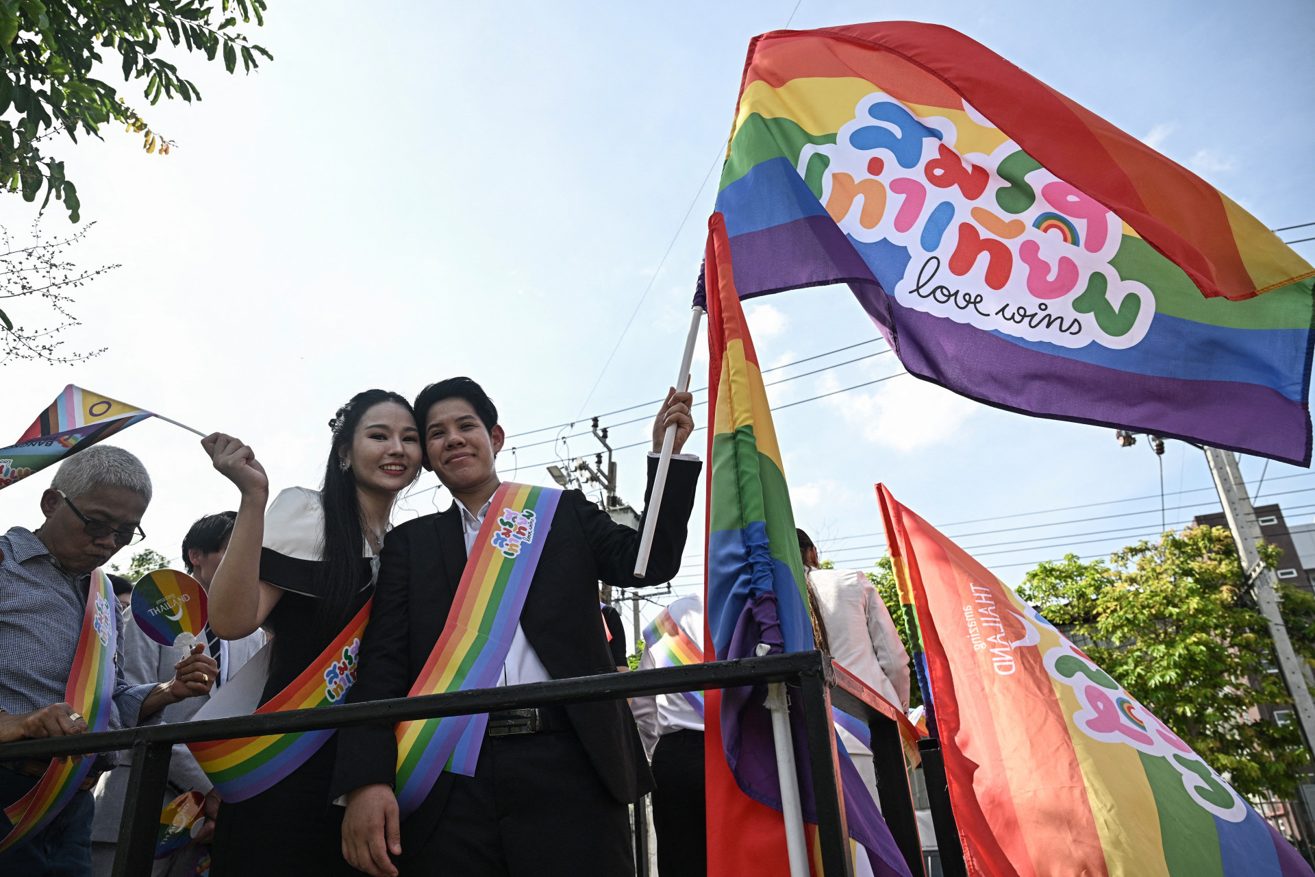 Manifestantes comemoram a aprovação do casamento homoafetivo na Tailândia nesta terça-feira (18) - Lillian Suwanrumpha / AFP