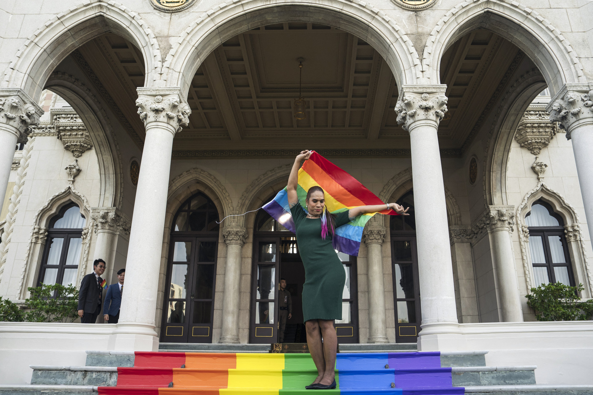Manifestantes comemoram a aprovação do casamento homoafetivo na Tailândia nesta terça-feira (18) - Chanakarn Laosarakham / AFP