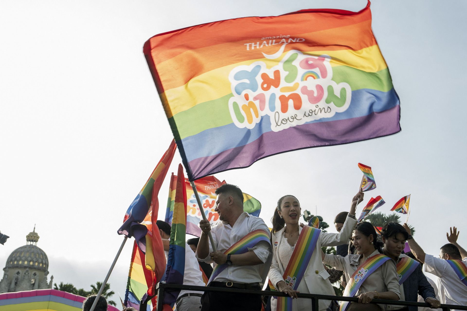 Manifestantes comemoram a aprovação do casamento homoafetivo na Tailândia nesta terça-feira (18) - Chanakarn Laosarakham / AFP