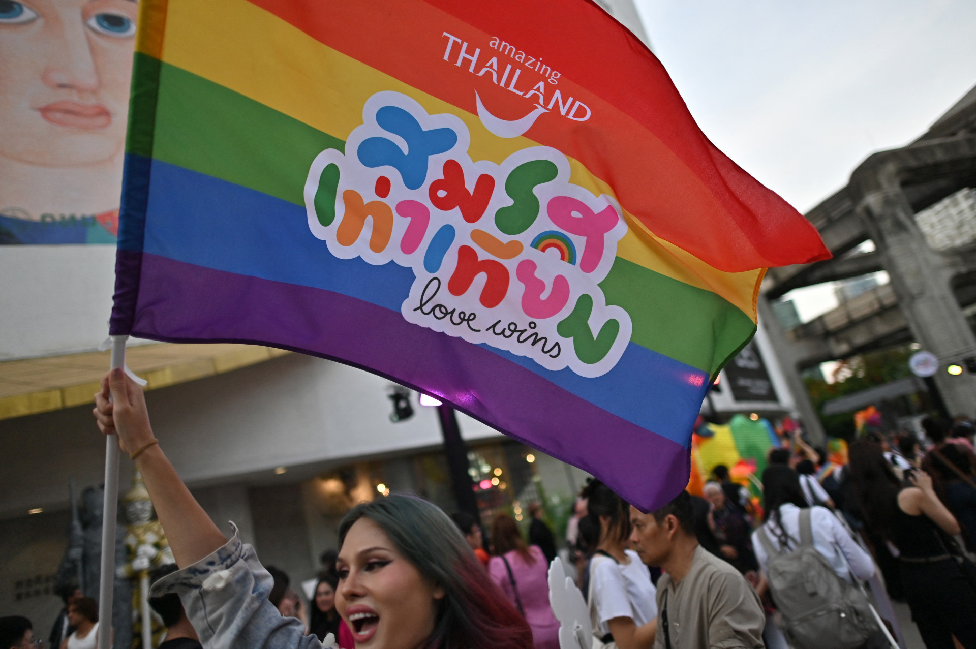 Manifestantes comemoram a aprovação do casamento homoafetivo na Tailândia nesta terça-feira (18) - Manan Vatsyayana / AFP