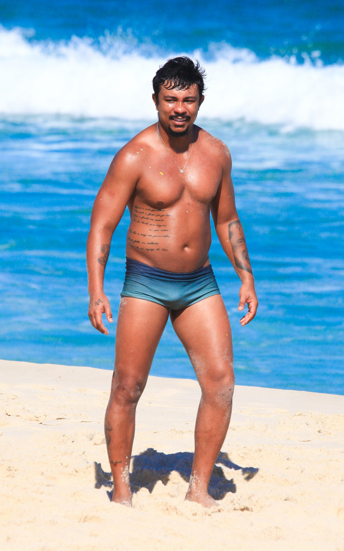 Xamã joga altinha na praia da Barra da Tijuca - Fabrício Pioyani/Agnews