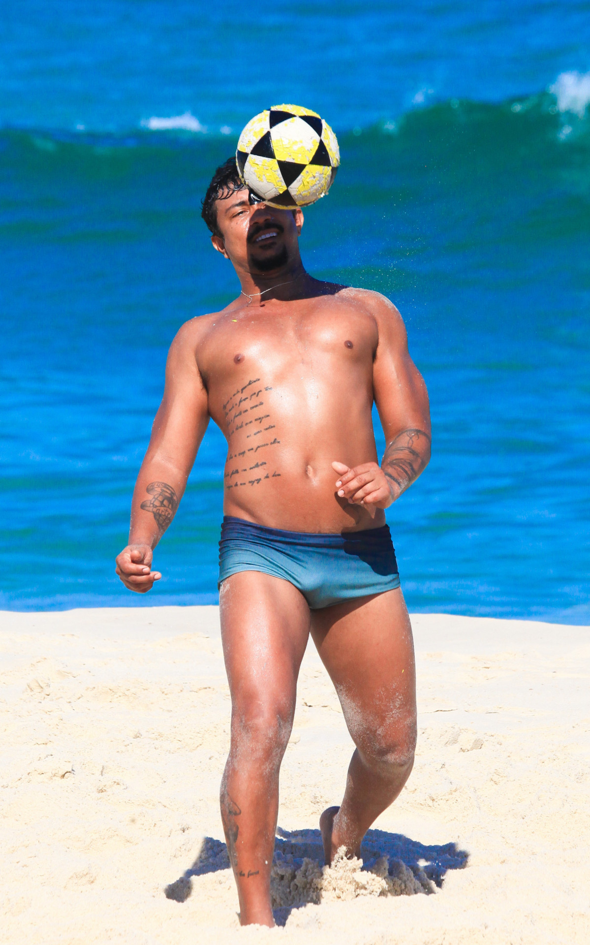 Xamã joga altinha na praia da Barra da Tijuca - Fabrício Pioyani/Agnews