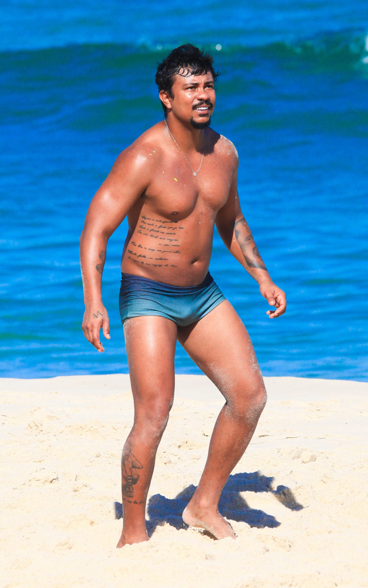 Xamã joga altinha na praia da Barra da Tijuca - Fabrício Pioyani/Agnews