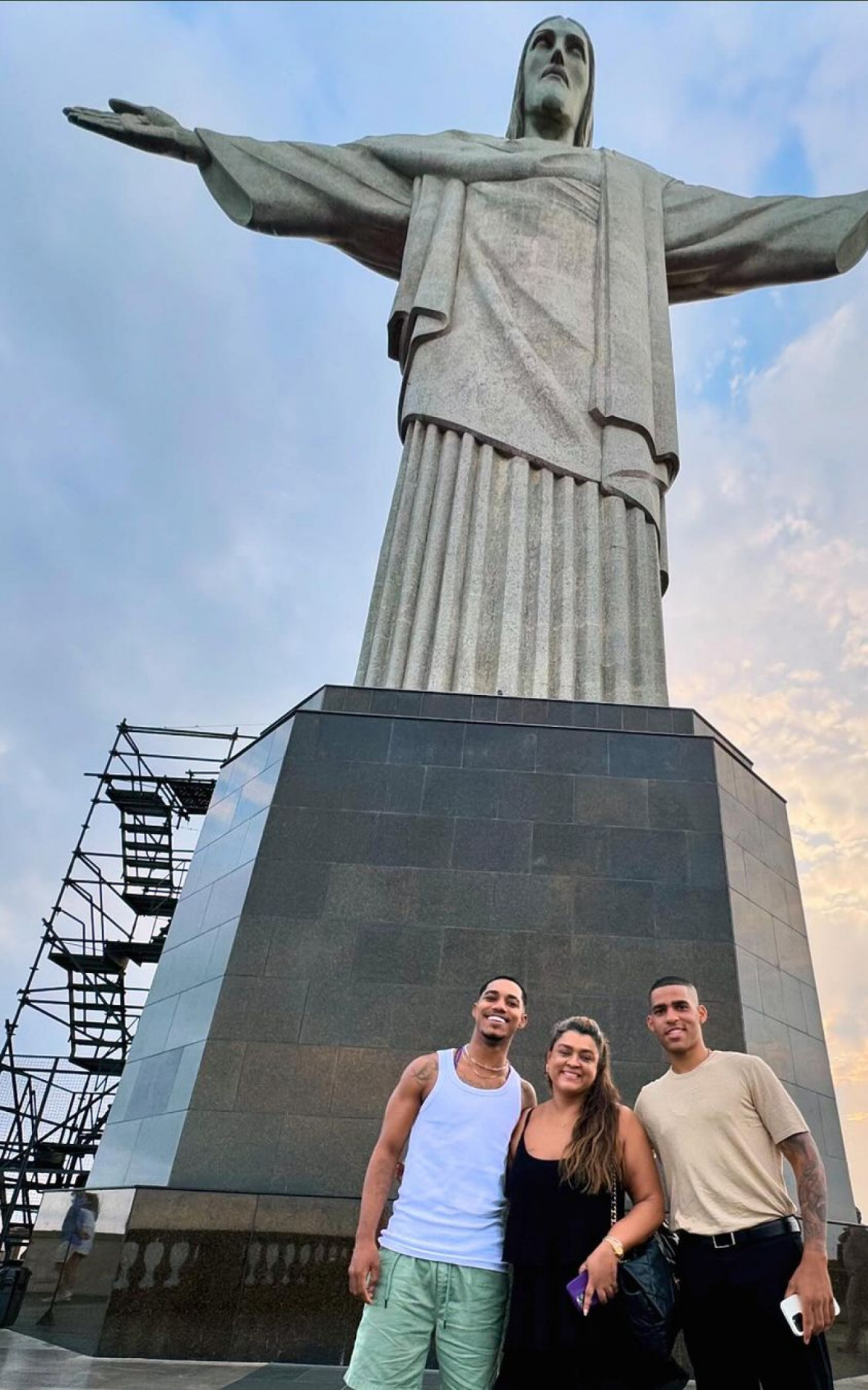 Visita de O Kannalha (esq.) e Preta Gil junto ao empresário Alisson (dir.) ao Cristo Redentor - Reprodução / Instagram