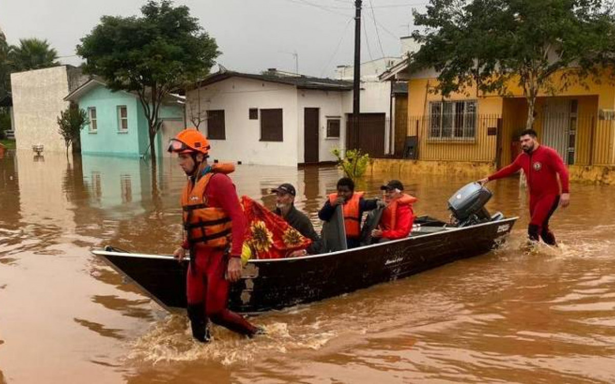 Bombeiros ajudam na retira de moradores em São Sebastião do Caí na segunda-feira (17)