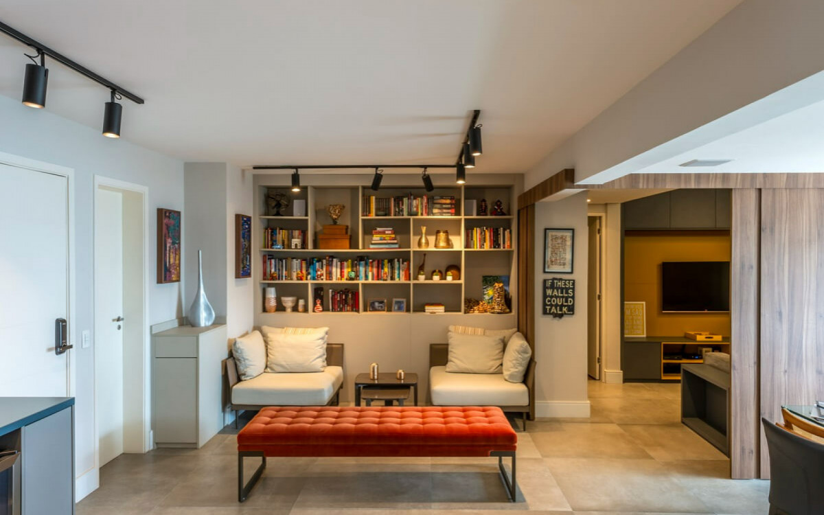 A estante &eacute; um m&oacute;vel vers&aacute;til e pode se ajustar a qualquer ambiente (Imagem: Michel Cutaith | DaTa Studio de Comunica&ccedil;&atilde;o)