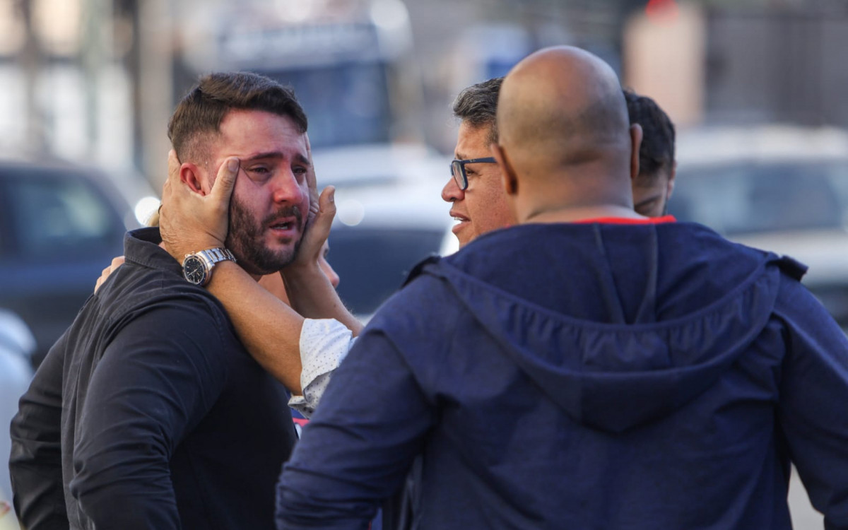 Wallace Souza, marido de Deborah Vilas Boas, esteve na Linha Amarela após o ocorrido e não conseguia para de chorar - Renan Areias/Agência O DIA