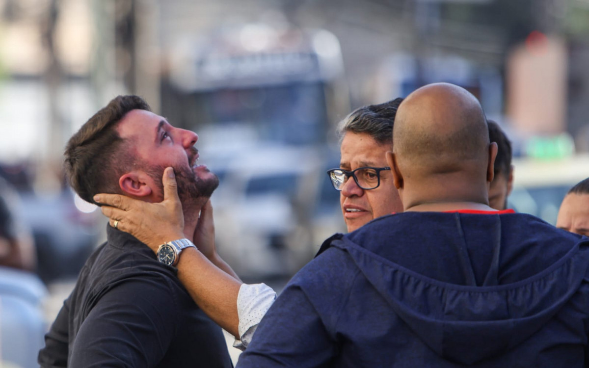 Wallace Souza, marido de Deborah Vilas Boas, esteve na Linha Amarela após o ocorrido e não conseguia para de chorar - Renan Areias/Agência O DIA