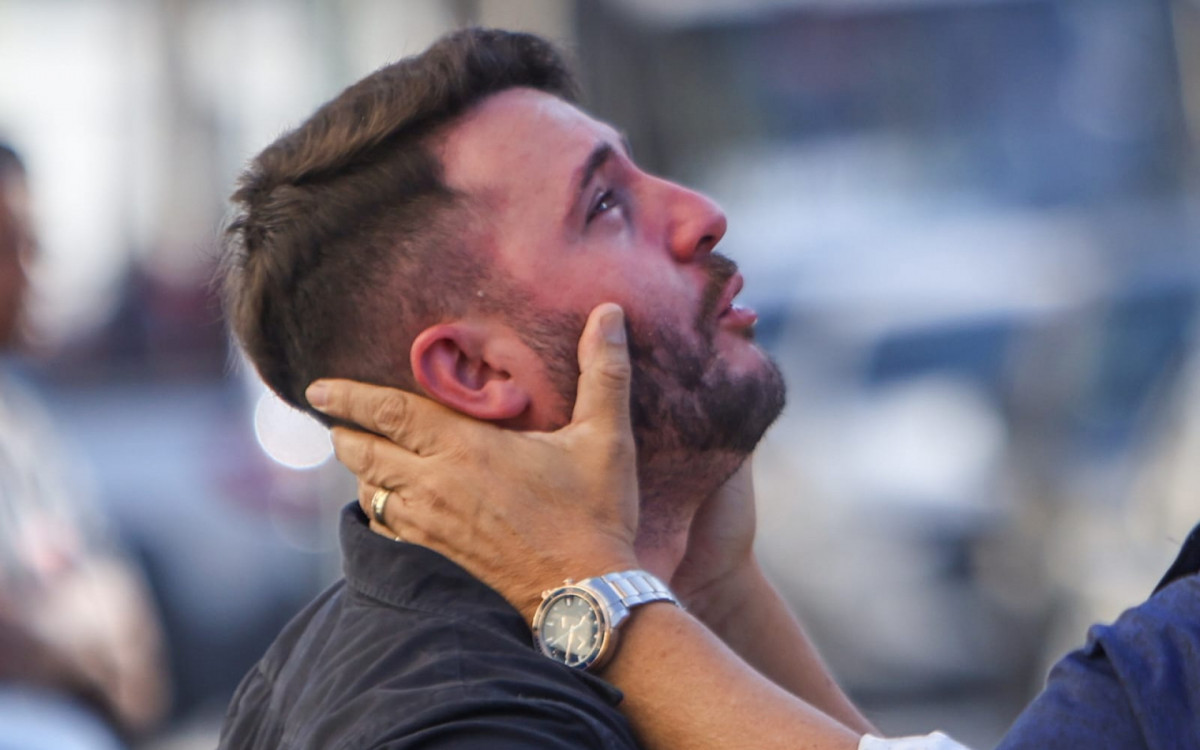 Wallace Souza, marido de Deborah Vilas Boas, esteve na Linha Amarela após o ocorrido e não conseguia para de chorar - Renan Areias/Agência O DIA