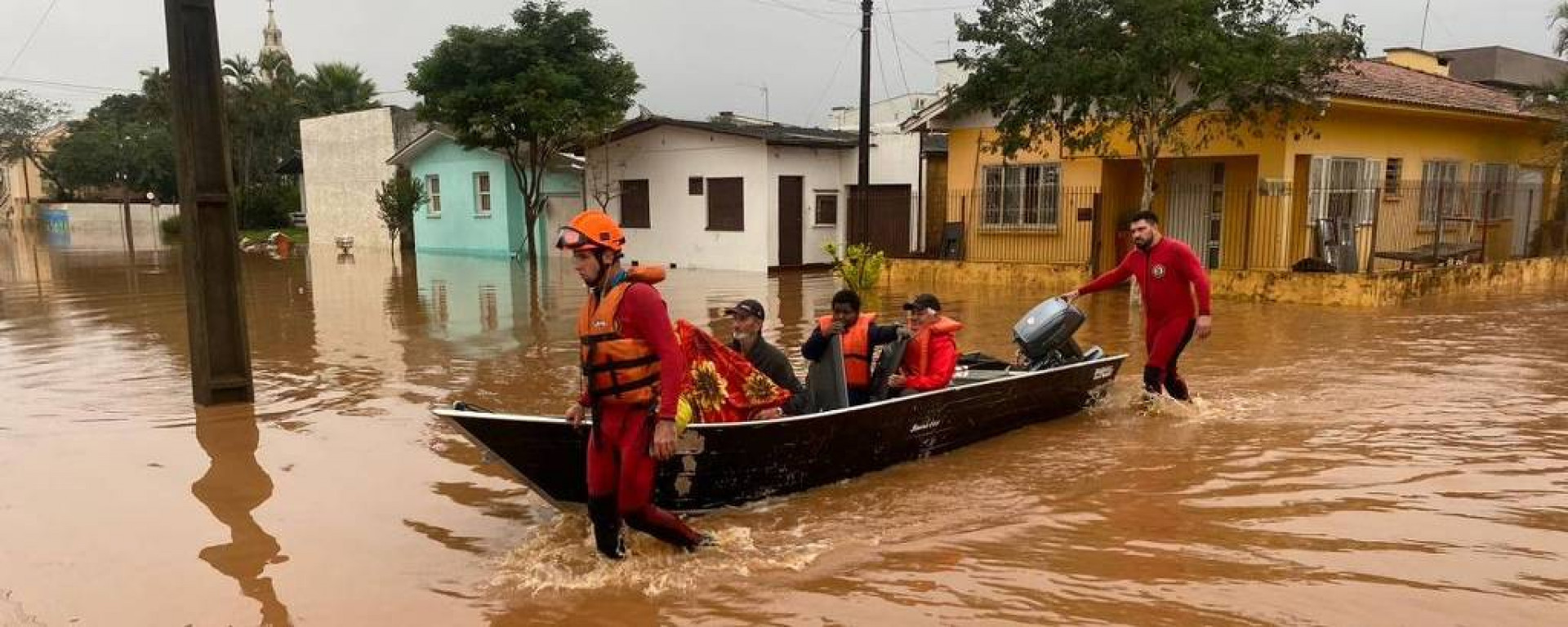 Bombeiros ajudam na retira de moradores em São Sebastião do Caí na segunda-feira (17) - Divulgação / Prefeitura de São Sebastião do Caí