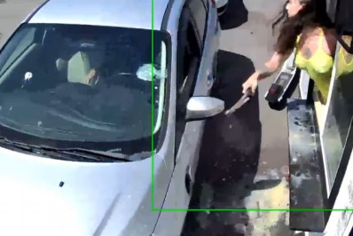 Vídeo: homem atira café em atendente, que revida quebrando o carro dele com um martelo
