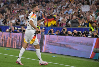 Atacante da Alemanha, Fullkrug fratura braço de torcedor em chute errado