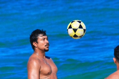 De sunga azul, Xamã joga altinha na praia em dia de folga