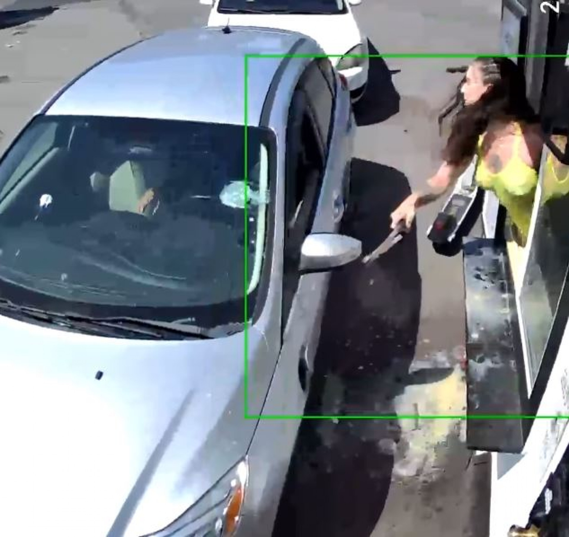 A atendente revidou o ataque do fregu&ecirc;s martelando o para-brisas - Reprodu&ccedil;&atilde;o / Instagram