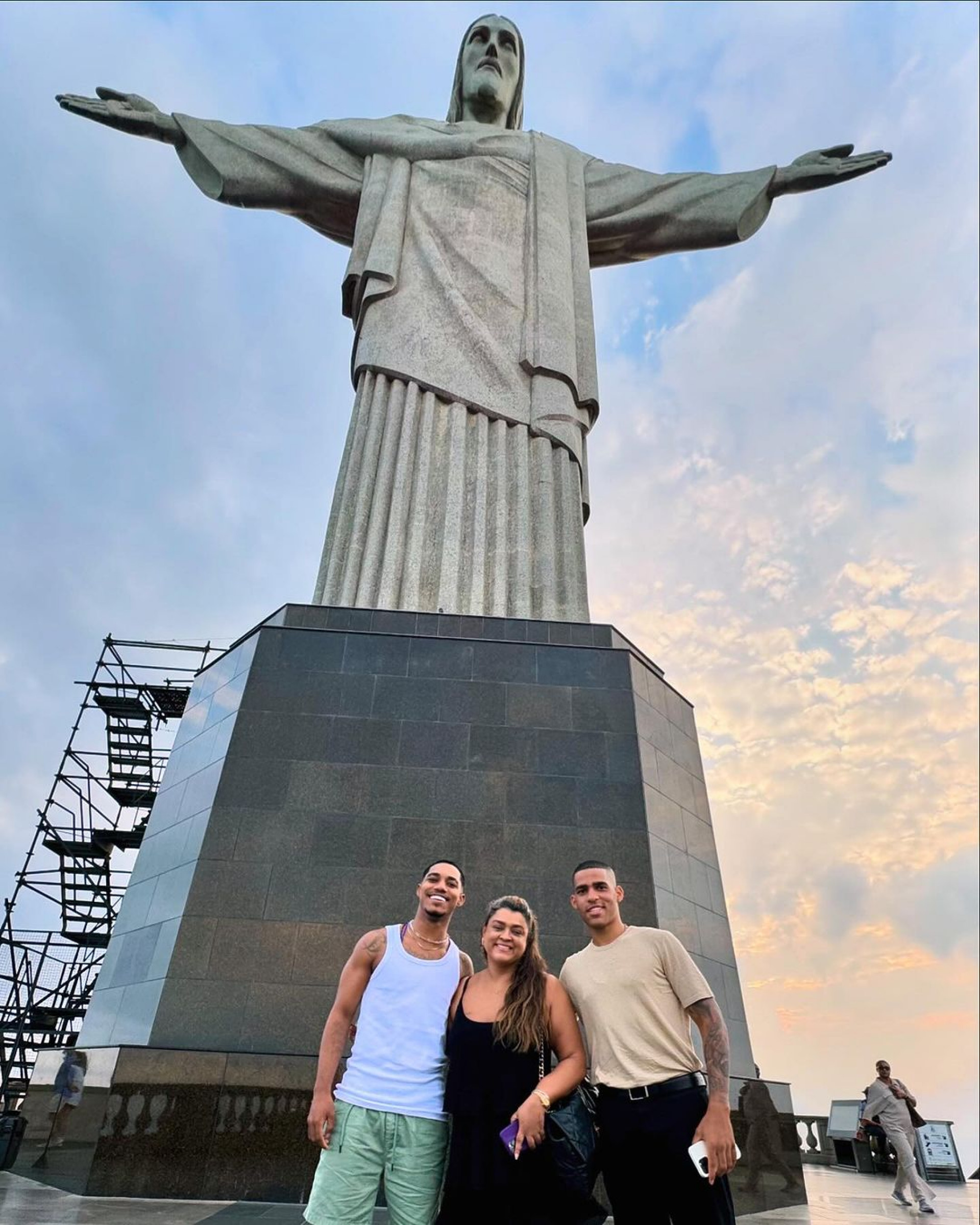 Visita de O Kannalha (esq.) e Preta Gil junto ao empresário Alisson (dir.) ao Cristo Redentor